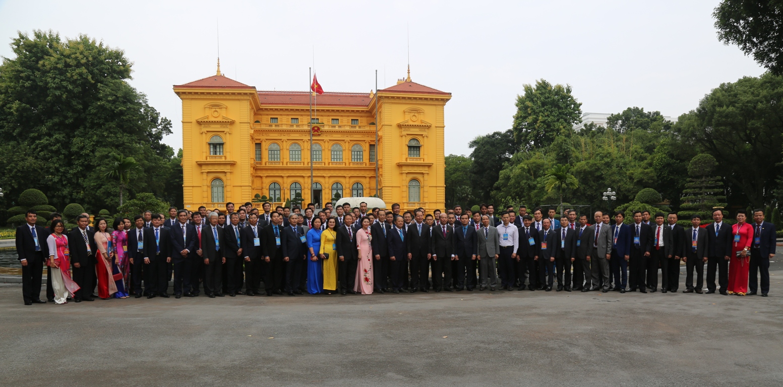 Cán bộ, đảng viên, công nhân tiêu biểu của TKV báo công dâng Bác