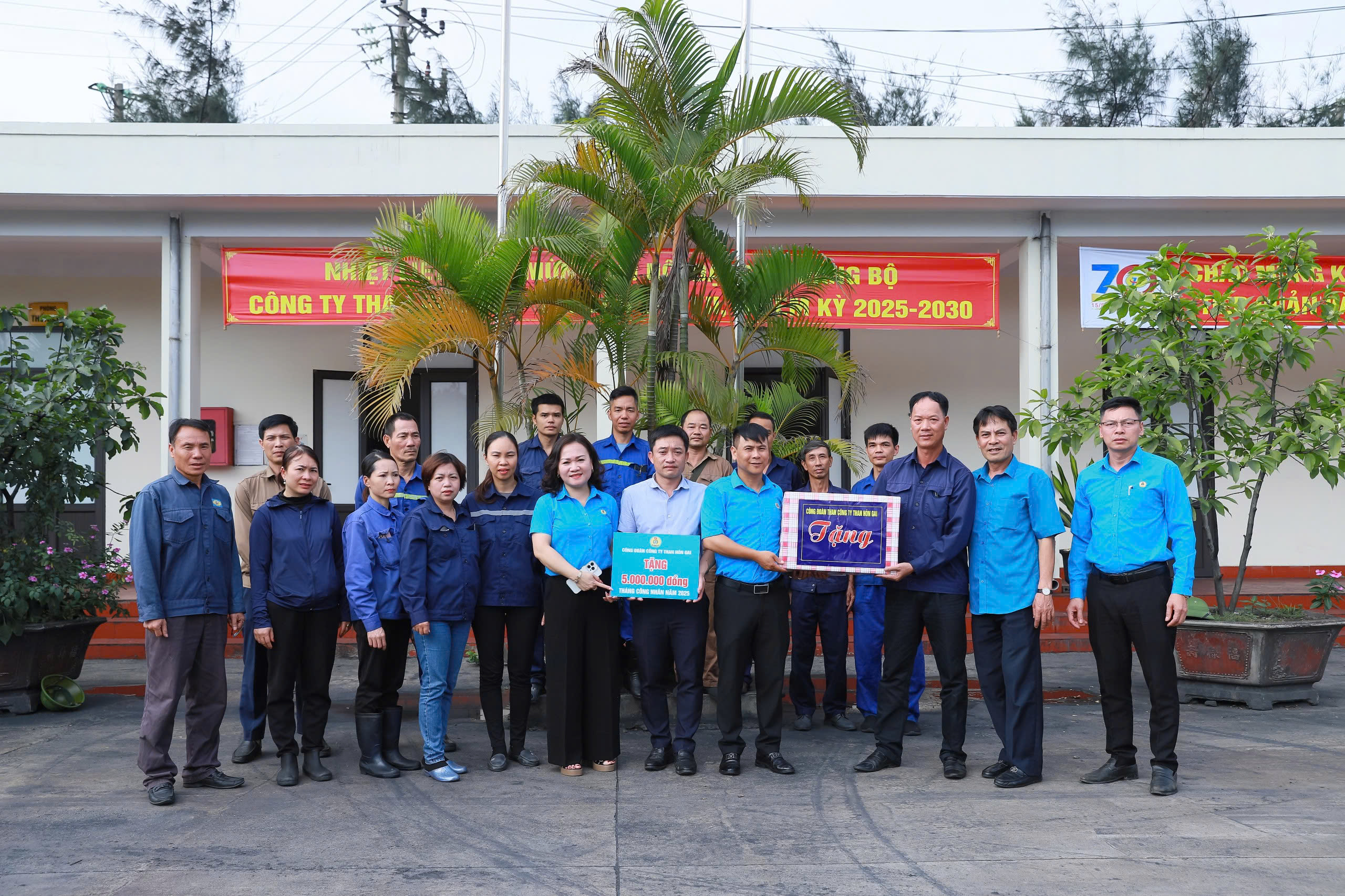 TỔ CHỨC THĂM HỎI, TẶNG QUÀ NHÂN DỊP “THÁNG CÔNG NHÂN” NĂM 2025