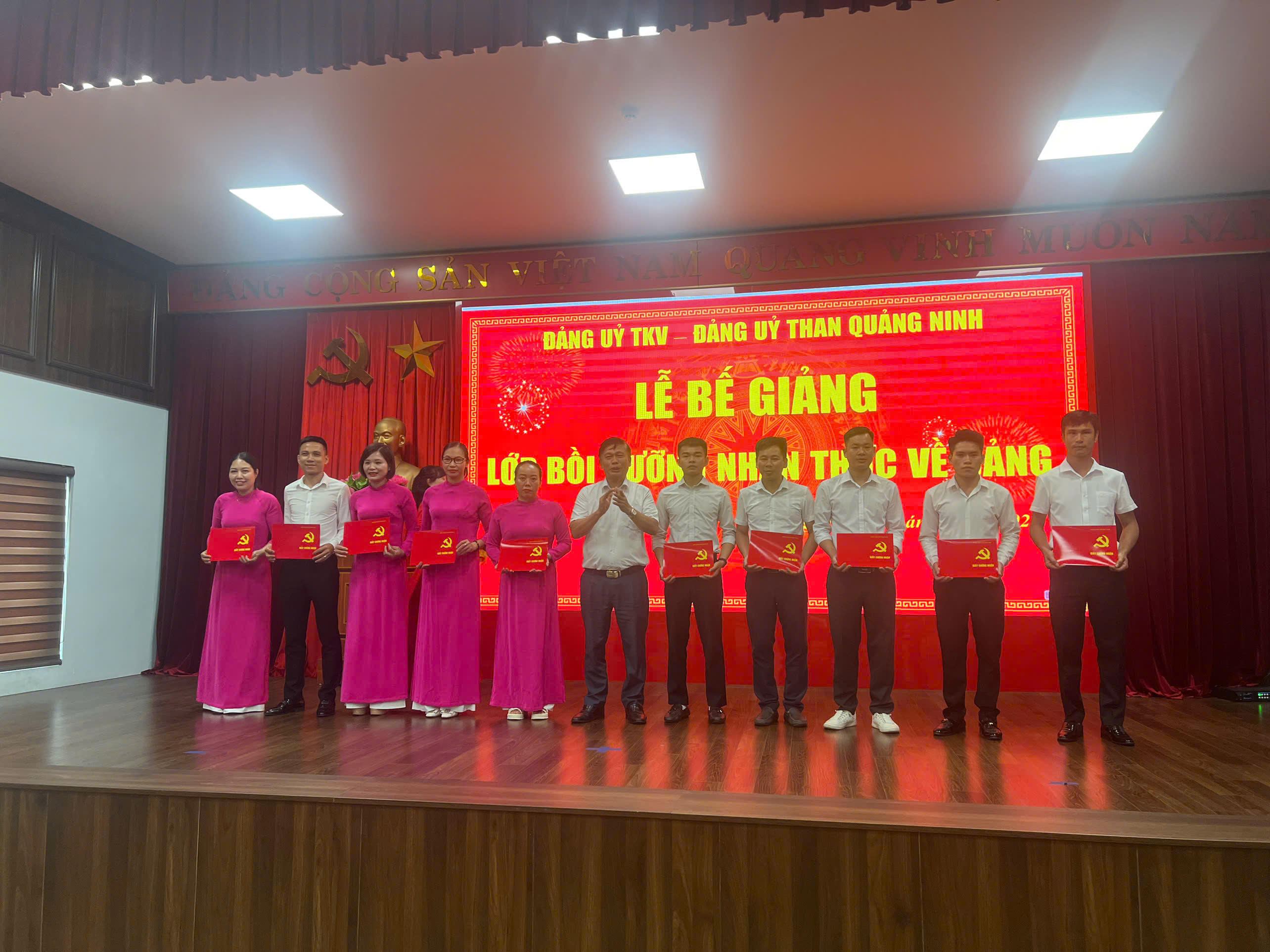 18 QUẦN CHÚNG ƯU TÚ CÔNG TY THAN HÒN GAI THAM GIA LỚP BỒI DƯỠNG NHẬN THỨC VỀ ĐẢNG 