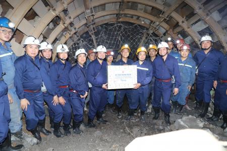 Chủ tịch HĐTV TKV Ngô Hoàng Ngân thăm, chúc Tết cán bộ, công nhân và kiểm tra tiến độ thi công dự án khai thác xuống sâu dưới mức – 220 Mỏ Bình Minh
